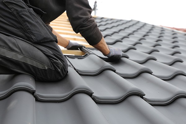 How Does the Color Choice Impact the Heat Retention of Metal Roofing Materials?